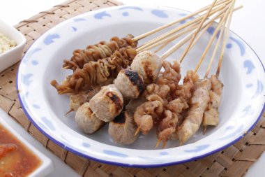 Sate Taichan, diğer satürlerin aksine fıstık ve ketçap baharatsız servis edilen bir tavuk çeşididir. Sambal ve sıkılmış limonla servis edilir.,