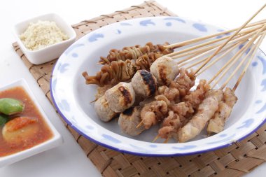 Sate Taichan, diğer satürlerin aksine fıstık ve ketçap baharatsız servis edilen bir tavuk çeşididir. Sambal ve sıkılmış limonla servis edilir.,