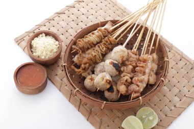 Sate Taichan, diğer satürlerin aksine fıstık ve ketçap baharatsız servis edilen bir tavuk çeşididir. Sambal ve sıkılmış limonla servis edilir.,