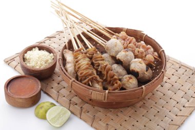 Sate Taichan, diğer satürlerin aksine fıstık ve ketçap baharatsız servis edilen bir tavuk çeşididir. Sambal ve sıkılmış limonla servis edilir.,