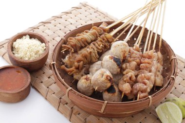 Sate Taichan, diğer satürlerin aksine fıstık ve ketçap baharatsız servis edilen bir tavuk çeşididir. Sambal ve sıkılmış limonla servis edilir.,