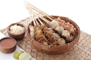 Sate Taichan, diğer satürlerin aksine fıstık ve ketçap baharatsız servis edilen bir tavuk çeşididir. Sambal ve sıkılmış limonla servis edilir.,