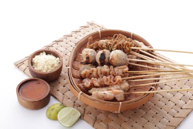 Sate Taichan, diğer satürlerin aksine fıstık ve ketçap baharatsız servis edilen bir tavuk çeşididir. Sambal ve sıkılmış limonla servis edilir.,