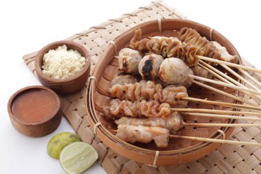 Sate Taichan, diğer satürlerin aksine fıstık ve ketçap baharatsız servis edilen bir tavuk çeşididir. Sambal ve sıkılmış limonla servis edilir.,