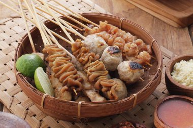 Sate Taichan, diğer satürlerin aksine fıstık ve ketçap baharatsız servis edilen bir tavuk çeşididir. Sambal ve sıkılmış limonla servis edilir.,