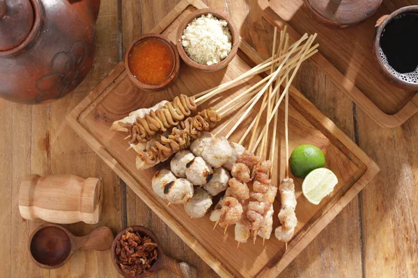 Sate Taichan, diğer satürlerin aksine fıstık ve ketçap baharatsız servis edilen bir tavuk çeşididir. Sambal ve sıkılmış limonla servis edilir.,