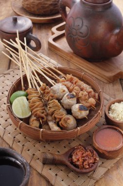 Sate Taichan, diğer satürlerin aksine fıstık ve ketçap baharatsız servis edilen bir tavuk çeşididir. Sambal ve sıkılmış limonla servis edilir.,