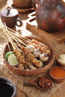 Sate Taichan, diğer satürlerin aksine fıstık ve ketçap baharatsız servis edilen bir tavuk çeşididir. Sambal ve sıkılmış limonla servis edilir.,