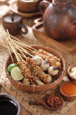 Sate Taichan, diğer satürlerin aksine fıstık ve ketçap baharatsız servis edilen bir tavuk çeşididir. Sambal ve sıkılmış limonla servis edilir.,