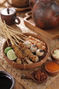Sate Taichan, diğer satürlerin aksine fıstık ve ketçap baharatsız servis edilen bir tavuk çeşididir. Sambal ve sıkılmış limonla servis edilir.,