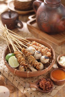 Sate Taichan, diğer satürlerin aksine fıstık ve ketçap baharatsız servis edilen bir tavuk çeşididir. Sambal ve sıkılmış limonla servis edilir.,