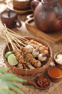 Sate Taichan, diğer satürlerin aksine fıstık ve ketçap baharatsız servis edilen bir tavuk çeşididir. Sambal ve sıkılmış limonla servis edilir.,