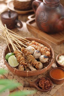 Sate Taichan, diğer satürlerin aksine fıstık ve ketçap baharatsız servis edilen bir tavuk çeşididir. Sambal ve sıkılmış limonla servis edilir.,