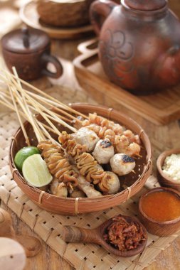 Sate Taichan, diğer satürlerin aksine fıstık ve ketçap baharatsız servis edilen bir tavuk çeşididir. Sambal ve sıkılmış limonla servis edilir.,