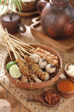 Sate Taichan, diğer satürlerin aksine fıstık ve ketçap baharatsız servis edilen bir tavuk çeşididir. Sambal ve sıkılmış limonla servis edilir.,