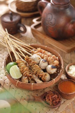 Sate Taichan, diğer satürlerin aksine fıstık ve ketçap baharatsız servis edilen bir tavuk çeşididir. Sambal ve sıkılmış limonla servis edilir.,