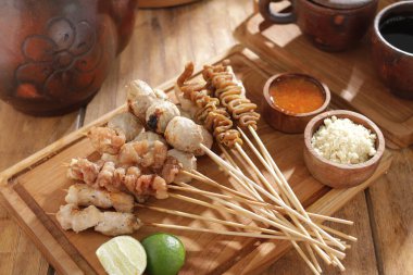 Sate Taichan, diğer satürlerin aksine fıstık ve ketçap baharatsız servis edilen bir tavuk çeşididir. Sambal ve sıkılmış limonla servis edilir.,