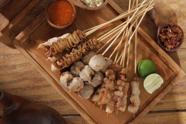 Sate Taichan, diğer satürlerin aksine fıstık ve ketçap baharatsız servis edilen bir tavuk çeşididir. Sambal ve sıkılmış limonla servis edilir.,