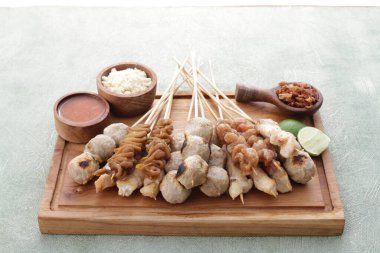 Sate Taichan, diğer satürlerin aksine fıstık ve ketçap baharatsız servis edilen bir tavuk çeşididir. Sambal ve sıkılmış limonla servis edilir.,