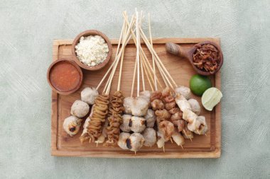 Sate Taichan, diğer satürlerin aksine fıstık ve ketçap baharatsız servis edilen bir tavuk çeşididir. Sambal ve sıkılmış limonla servis edilir.,
