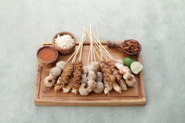 Sate Taichan, diğer satürlerin aksine fıstık ve ketçap baharatsız servis edilen bir tavuk çeşididir. Sambal ve sıkılmış limonla servis edilir.,
