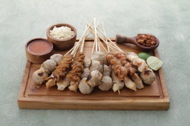 Sate Taichan, diğer satürlerin aksine fıstık ve ketçap baharatsız servis edilen bir tavuk çeşididir. Sambal ve sıkılmış limonla servis edilir.,