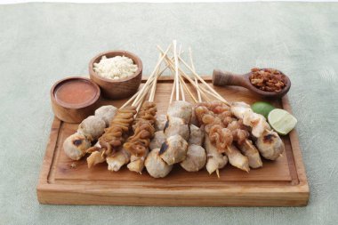 Sate Taichan, diğer satürlerin aksine fıstık ve ketçap baharatsız servis edilen bir tavuk çeşididir. Sambal ve sıkılmış limonla servis edilir.,