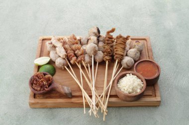 Sate Taichan, diğer satürlerin aksine fıstık ve ketçap baharatsız servis edilen bir tavuk çeşididir. Sambal ve sıkılmış limonla servis edilir.,