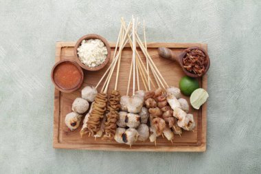 Sate Taichan, diğer satürlerin aksine fıstık ve ketçap baharatsız servis edilen bir tavuk çeşididir. Sambal ve sıkılmış limonla servis edilir.,