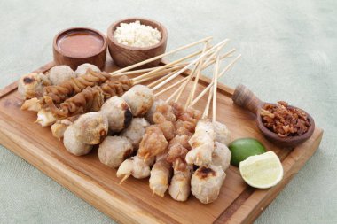 Sate Taichan, diğer satürlerin aksine fıstık ve ketçap baharatsız servis edilen bir tavuk çeşididir. Sambal ve sıkılmış limonla servis edilir.,