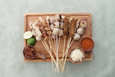 Sate Taichan, diğer satürlerin aksine fıstık ve ketçap baharatsız servis edilen bir tavuk çeşididir. Sambal ve sıkılmış limonla servis edilir.,