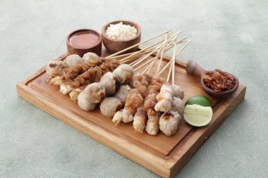Sate Taichan, diğer satürlerin aksine fıstık ve ketçap baharatsız servis edilen bir tavuk çeşididir. Sambal ve sıkılmış limonla servis edilir.,