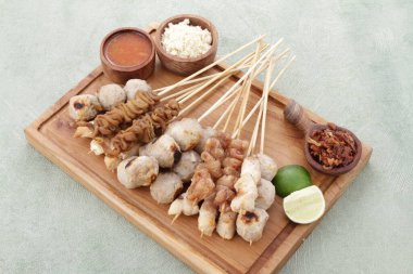Sate Taichan, diğer satürlerin aksine fıstık ve ketçap baharatsız servis edilen bir tavuk çeşididir. Sambal ve sıkılmış limonla servis edilir.,