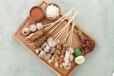 Sate Taichan, diğer satürlerin aksine fıstık ve ketçap baharatsız servis edilen bir tavuk çeşididir. Sambal ve sıkılmış limonla servis edilir.,