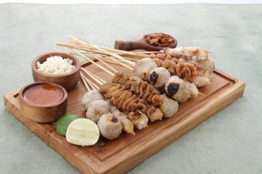Sate Taichan, diğer satürlerin aksine fıstık ve ketçap baharatsız servis edilen bir tavuk çeşididir. Sambal ve sıkılmış limonla servis edilir.,