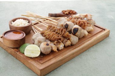 Sate Taichan, diğer satürlerin aksine fıstık ve ketçap baharatsız servis edilen bir tavuk çeşididir. Sambal ve sıkılmış limonla servis edilir.,