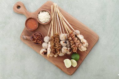 Sate Taichan, diğer satürlerin aksine fıstık ve ketçap baharatsız servis edilen bir tavuk çeşididir. Sambal ve sıkılmış limonla servis edilir.,