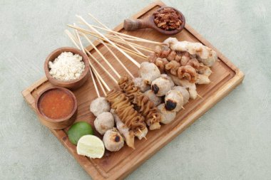 Sate Taichan, diğer satürlerin aksine fıstık ve ketçap baharatsız servis edilen bir tavuk çeşididir. Sambal ve sıkılmış limonla servis edilir.,