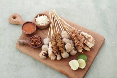 Sate Taichan, diğer satürlerin aksine fıstık ve ketçap baharatsız servis edilen bir tavuk çeşididir. Sambal ve sıkılmış limonla servis edilir.,