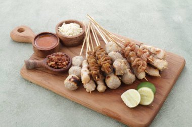 Sate Taichan, diğer satürlerin aksine fıstık ve ketçap baharatsız servis edilen bir tavuk çeşididir. Sambal ve sıkılmış limonla servis edilir.,
