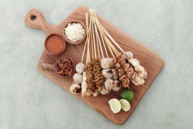 Sate Taichan, diğer satürlerin aksine fıstık ve ketçap baharatsız servis edilen bir tavuk çeşididir. Sambal ve sıkılmış limonla servis edilir.,