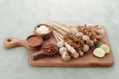 Sate Taichan, diğer satürlerin aksine fıstık ve ketçap baharatsız servis edilen bir tavuk çeşididir. Sambal ve sıkılmış limonla servis edilir.,