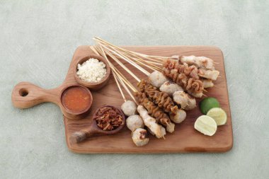 Sate Taichan, diğer satürlerin aksine fıstık ve ketçap baharatsız servis edilen bir tavuk çeşididir. Sambal ve sıkılmış limonla servis edilir.,