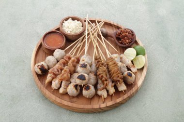 Sate Taichan, diğer satürlerin aksine fıstık ve ketçap baharatsız servis edilen bir tavuk çeşididir. Sambal ve sıkılmış limonla servis edilir.,