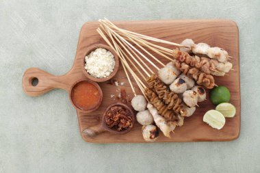 Sate Taichan, diğer satürlerin aksine fıstık ve ketçap baharatsız servis edilen bir tavuk çeşididir. Sambal ve sıkılmış limonla servis edilir.,