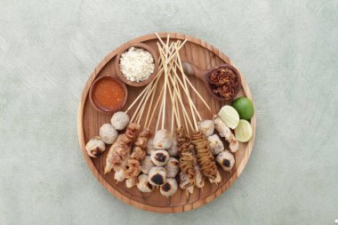 Sate Taichan, diğer satürlerin aksine fıstık ve ketçap baharatsız servis edilen bir tavuk çeşididir. Sambal ve sıkılmış limonla servis edilir.,