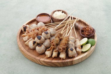 Sate Taichan, diğer satürlerin aksine fıstık ve ketçap baharatsız servis edilen bir tavuk çeşididir. Sambal ve sıkılmış limonla servis edilir.,