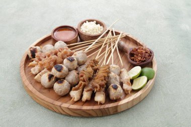 Sate Taichan, diğer satürlerin aksine fıstık ve ketçap baharatsız servis edilen bir tavuk çeşididir. Sambal ve sıkılmış limonla servis edilir.,