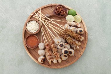 Sate Taichan, diğer satürlerin aksine fıstık ve ketçap baharatsız servis edilen bir tavuk çeşididir. Sambal ve sıkılmış limonla servis edilir.,