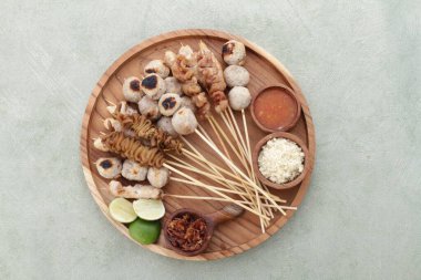 Sate Taichan, diğer satürlerin aksine fıstık ve ketçap baharatsız servis edilen bir tavuk çeşididir. Sambal ve sıkılmış limonla servis edilir.,